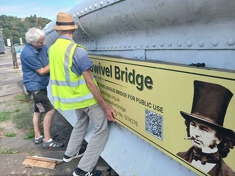  Richard & Roger fitting the new signs 